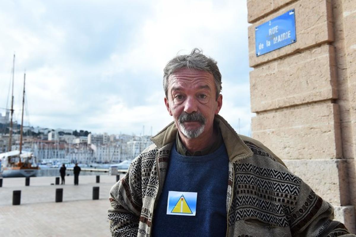 Arnaud, un habitante sin hogar de Marsella, con el triángulo amarillo facilitado por el Ayuntamiento.