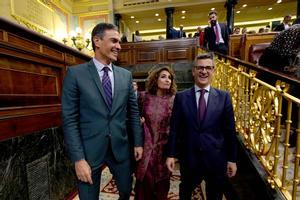 El presidente del Gobierno, Pedro Sánchez; la ministra de Hacienda, María Jesús Montero, y el ministro de Presidencia, Félix Bolaños, en el Congreso, este jueves.