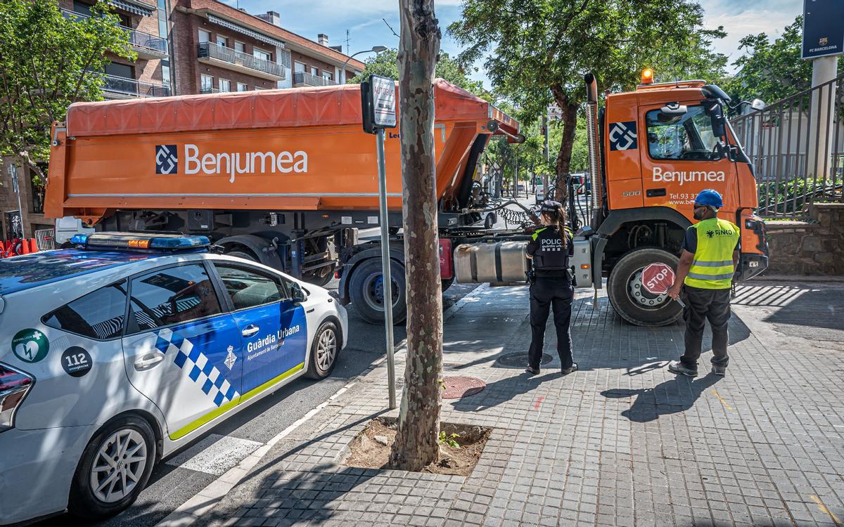 Toc d’atenció de la policia a les obres del Camp Nou per la caiguda de runa a la calçada