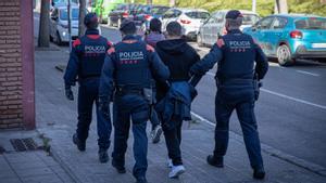 11 detenidos en una operación de los Mossos contra una banda especializada en ’alunizajes’.