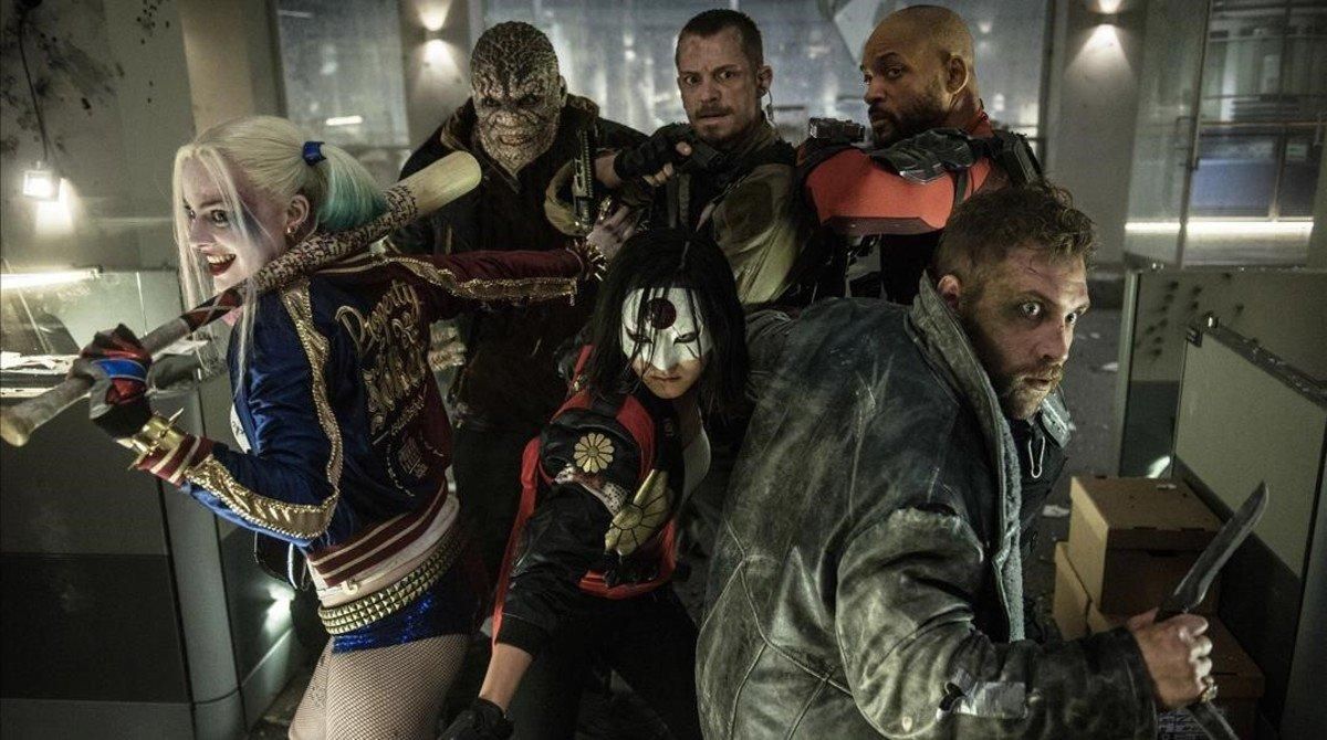 Margot Robbie, Adewale Akinnuoye-Agbaje, Karen Fukuhara, Joel Kinnaman, Will Smith y Jao Courtney, en un fotograma de ’Escuadrón suicida’. Margot Robbie, Adewale Akinnuoye-Agbaje, Karen Fukuhara, Joel Kinnaman, Will Smith y Jao Courtney, en un fotograma de ’Escuadrón suicida’.