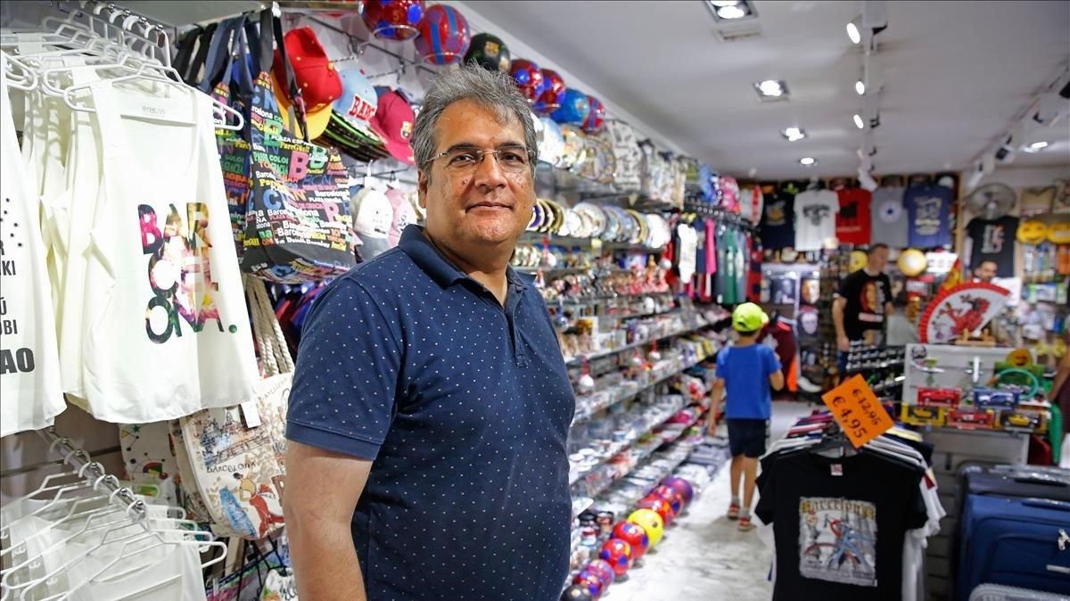 Alok Lahab, en su tienda de la calle de Marina, junto a la Sagrada Família. Alok Lahab, en su tienda de la calle de Marina, junto a la Sagrada Família.