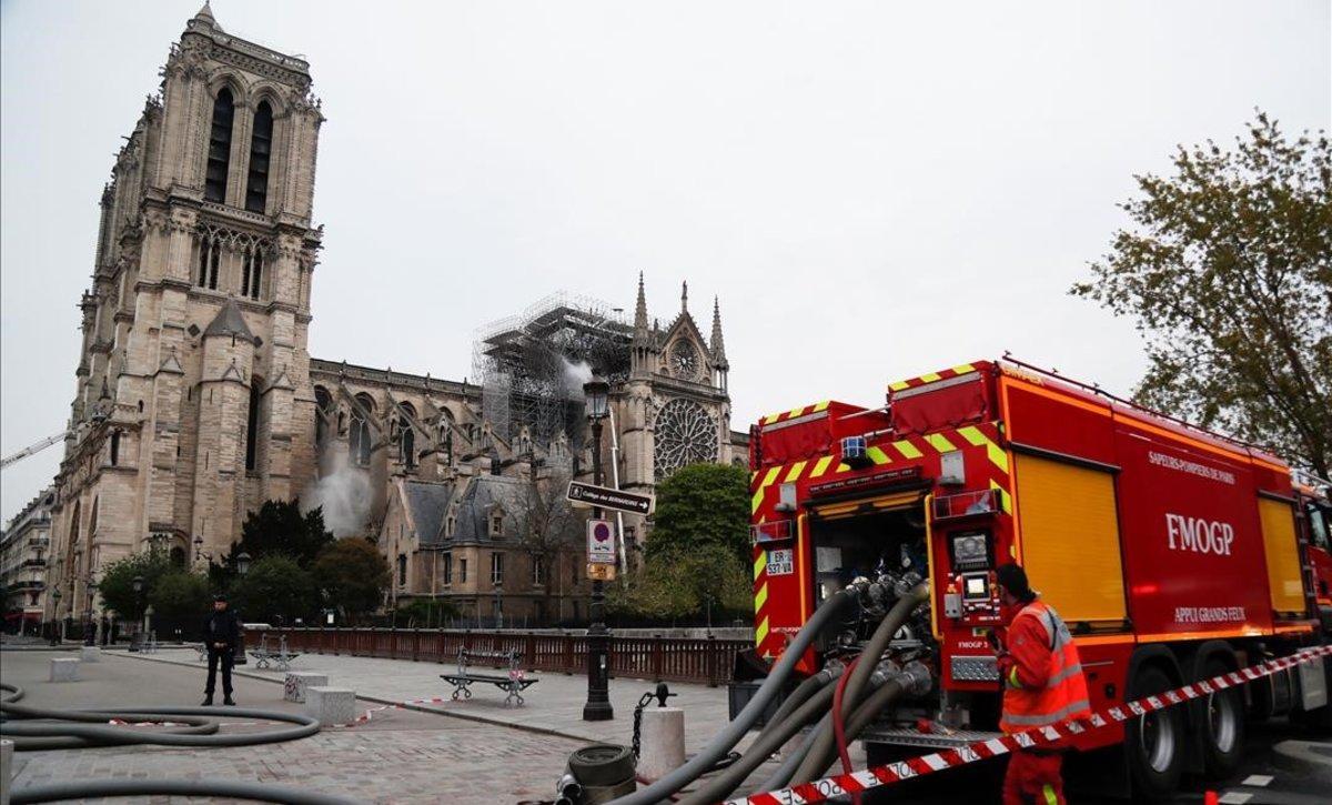 Bomberos ante Notre Dame, tras extinguir las llamas.