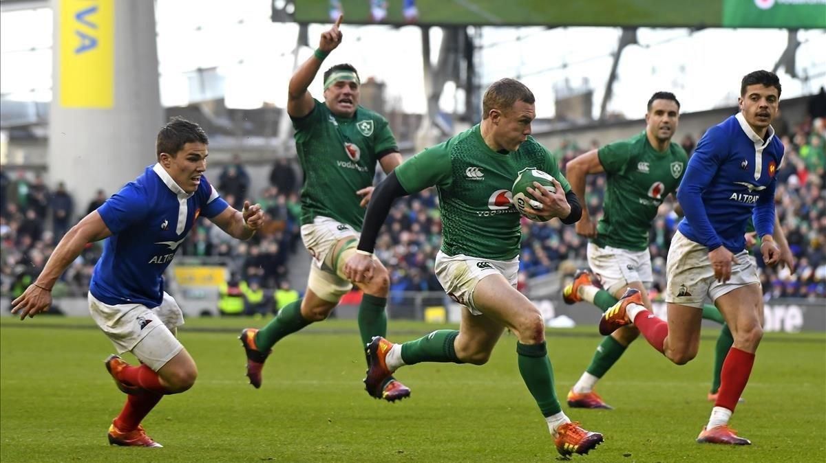 El irlandés Keith Earls corre para anotar el cuarto ensayo de su selección contra Francia. El irlandés Keith Earls corre para anotar el cuarto ensayo de su selección contra Francia.
