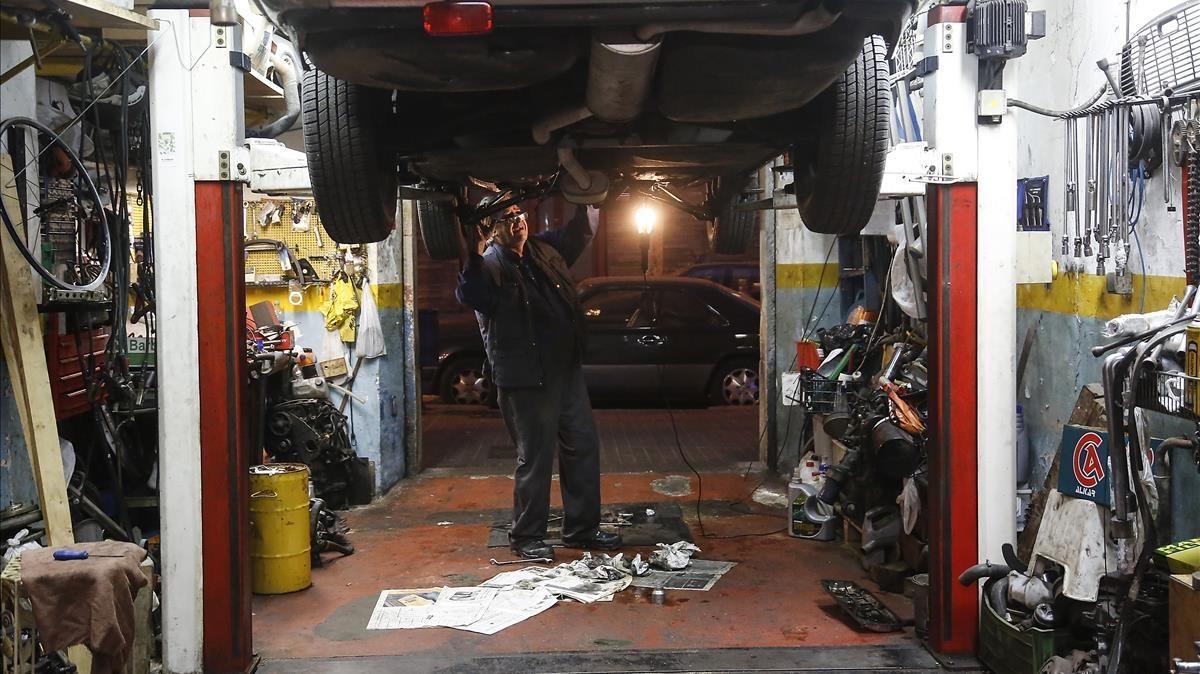 Els tallers d'automòbils poden obrir per a reparacions d'emergència