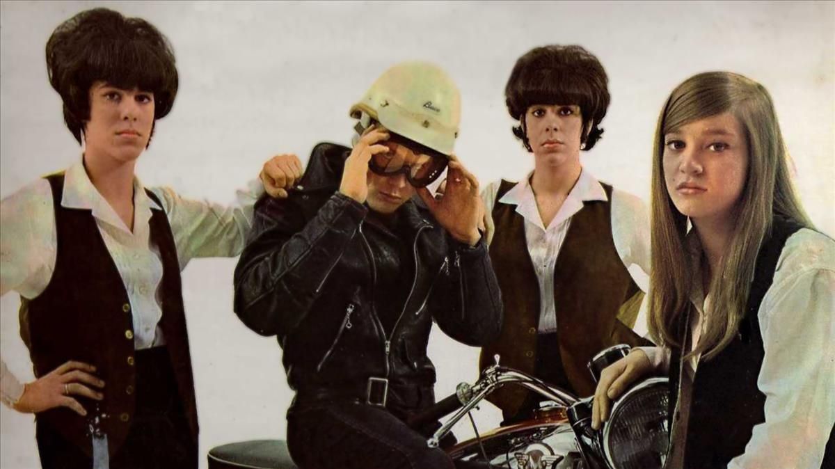 Las Shangri-Las y un chico malo en una imagen promocional de ’Leader of the pack’, en 1965. Las Shangri-Las y un chico malo en una imagen promocional de ’Leader of the pack’, en 1965.