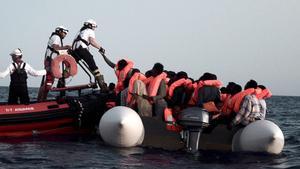 Rescate de algunos de los inmigrantes que traslada el barco ’Aquarius’.