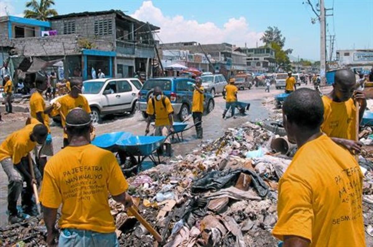 Una brigada de haitianos participa en las labores de desescombro del barrio de Martissant en Puerto Príncipe.