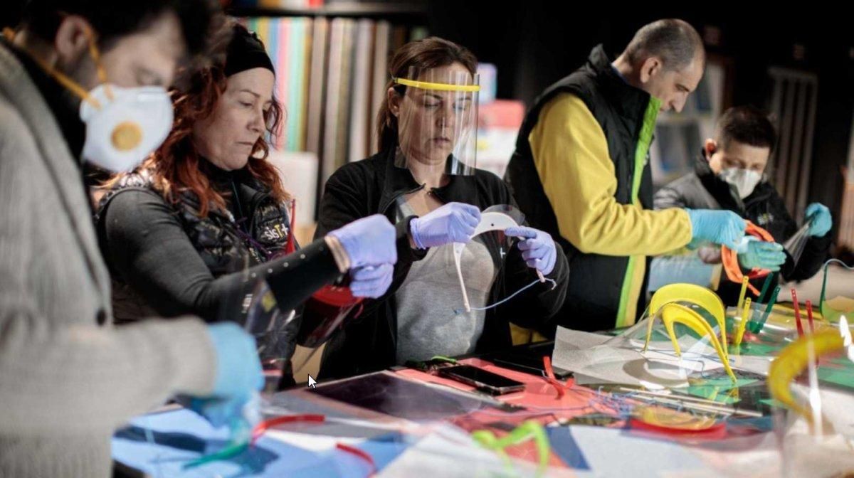 Voluntarios del movimiento Coronavirus Makers ensamblan piezas de viseras. Voluntarios del movimiento Coronavirus Makers ensamblan piezas de viseras.