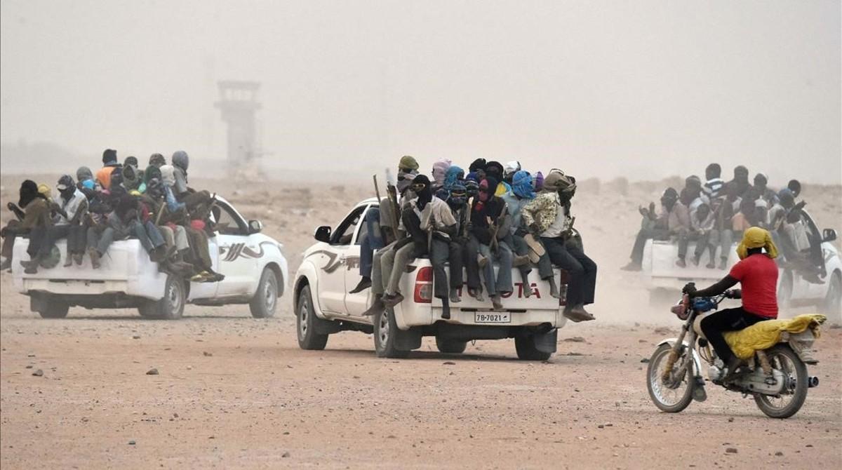 Varias pick-up salen de la ciudad de Agadez, en Niger, cargadas de migrantes y refugiados dirección a Libia.