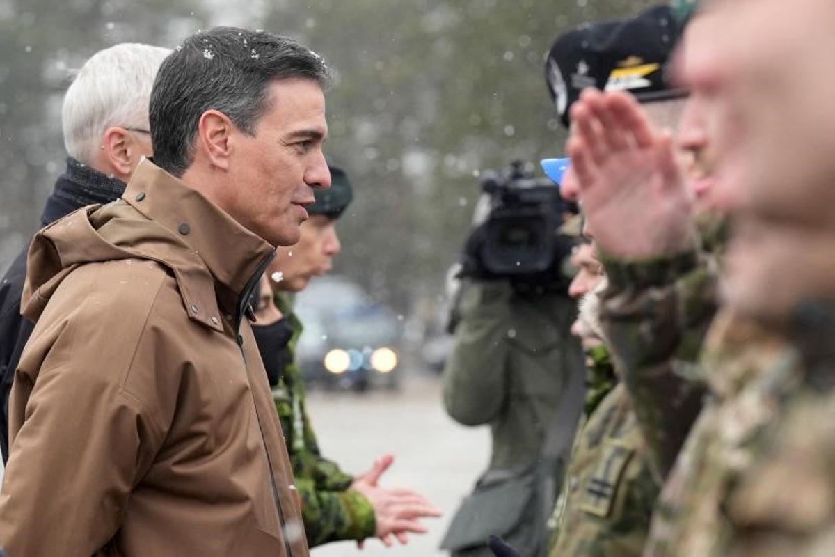 El presidente del Gobierno, Pedro Sánchez, saluda a las tropas de la OTAN a su llegada a la base militar de Ādaži, en Letonia, este 8 de marzo de 2022.