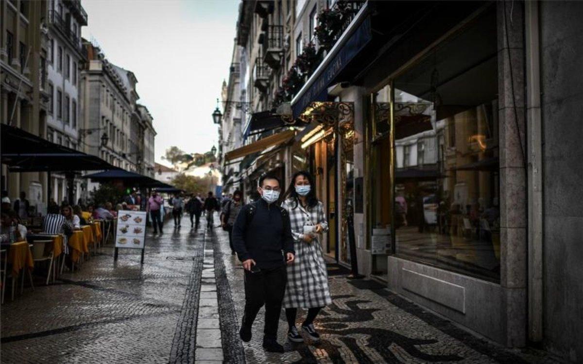 Turistas pasean por Lisboa con la amenaza del coronavirus.