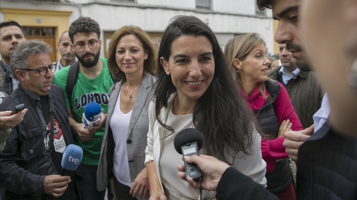 Rocío Monasterio atiende a la prensa ante un centro para menas en Sevilla.