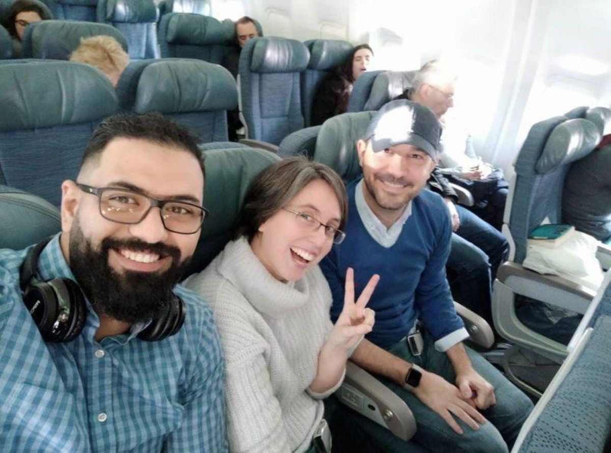Tres passatgers de l'avió: «Estàvem tranquils fins que algú ha mirat el mòbil» Tres passatgers de l'avió: «Estàvem tranquils fins que algú ha mirat el mòbil»