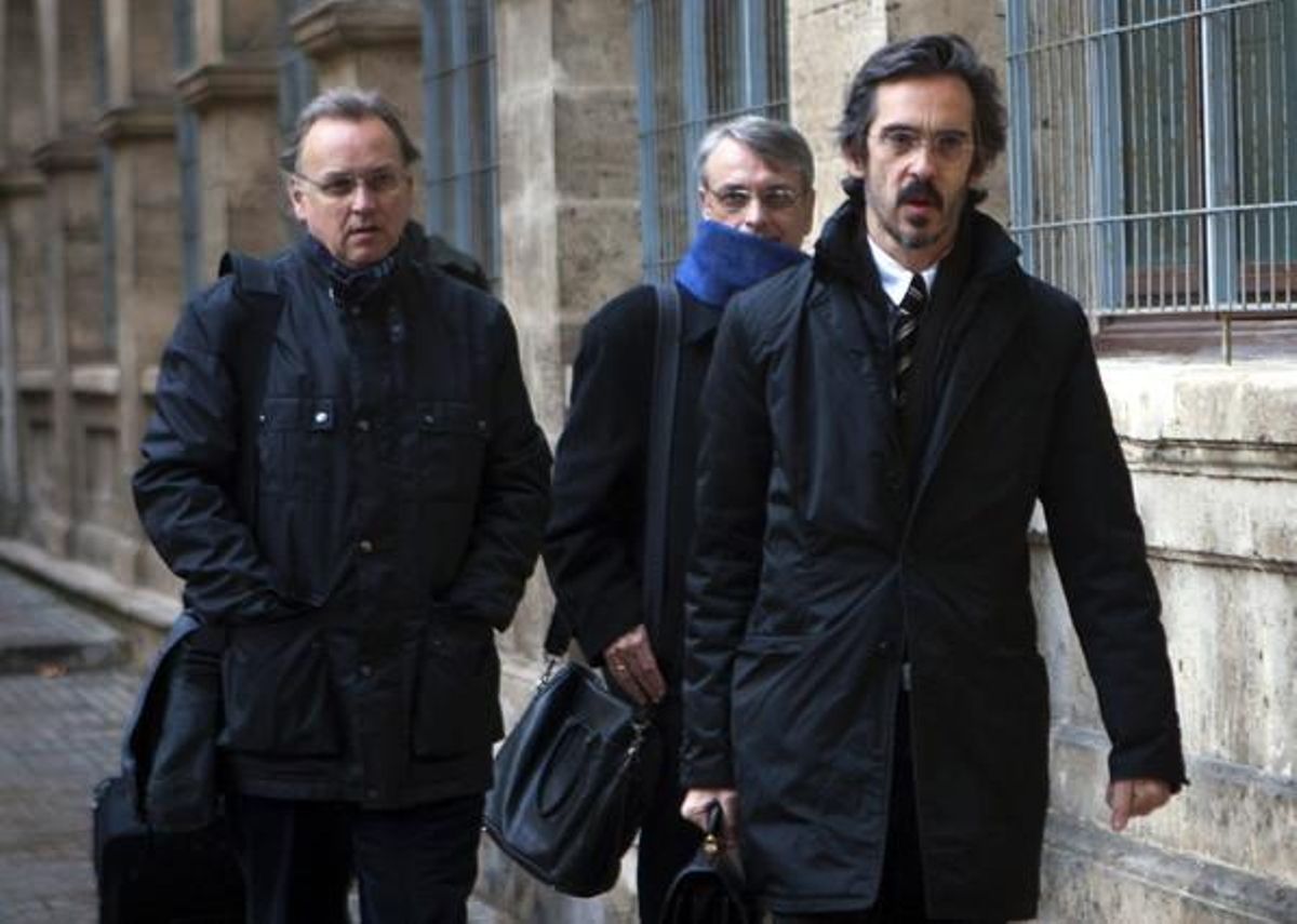 Marco Antonio Tejeiro (izquierda), junto a su hermano Miguel (centro) y su abogado, acuden a declarar a los juzgados de Palma, en febrero del 2012. Marco Antonio Tejeiro (izquierda), junto a su hermano Miguel (centro) y su abogado, acuden a declarar a los juzgados de Palma, en febrero del 2012.
