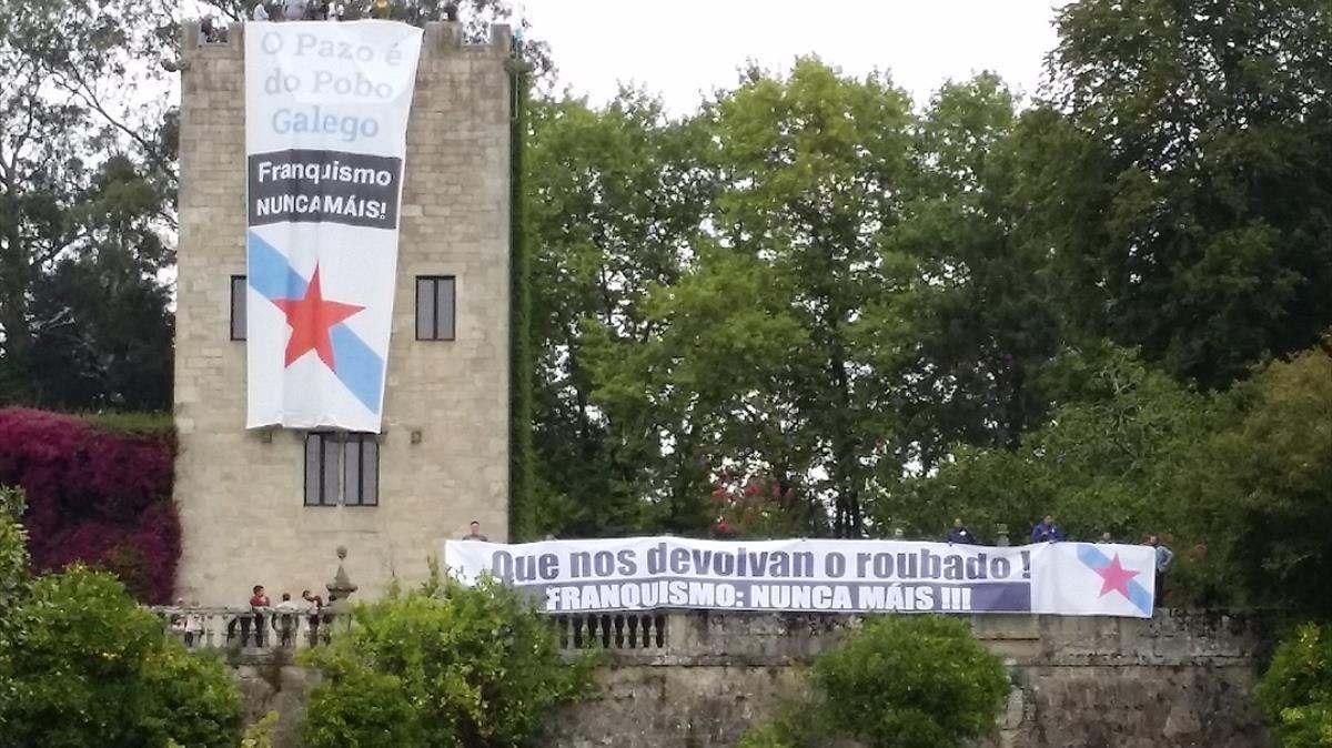 Pancartas desplegadas por militantes del BNG y Galiza Nova en el Pazo de Meirás para reclamar su devolución.