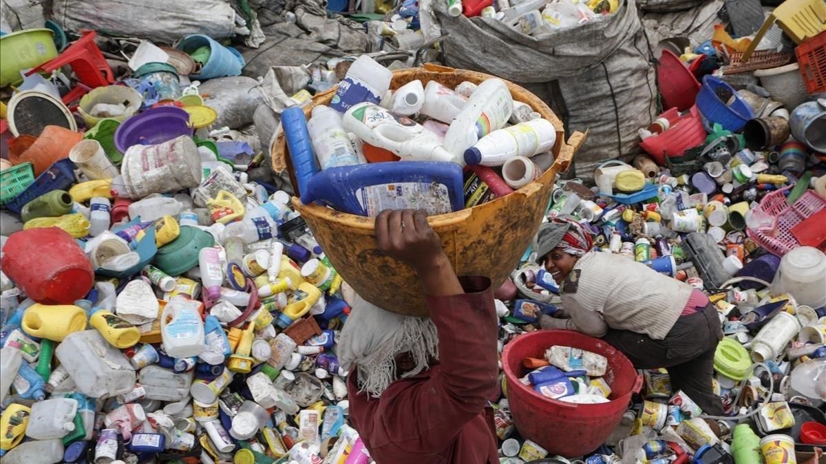 Mujeres recolectan envases de plástico usados en una fábrica de Kariobangi, en Nairobi (Kenia), el diciembre pasado. Mujeres recolectan envases de plástico usados en una fábrica de Kariobangi, en Nairobi (Kenia), el diciembre pasado.