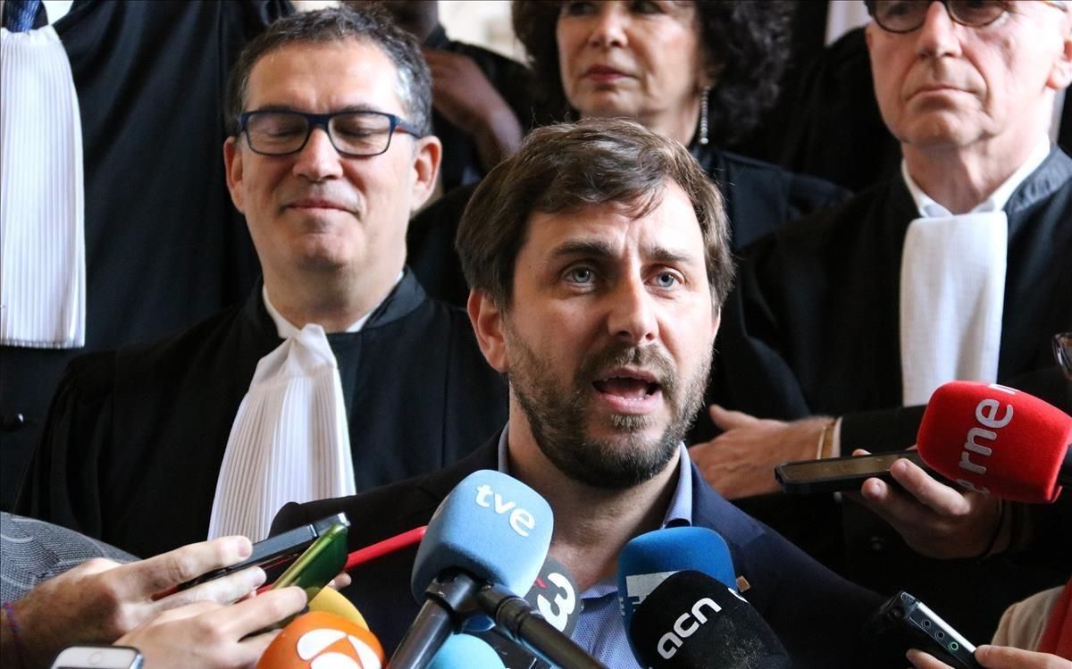 El exconseller Toni Comín valora en Bruselas el fallo contra la euroorden de detención emitida contra él. El exconseller Toni Comín valora en Bruselas el fallo contra la euroorden de detención emitida contra él.