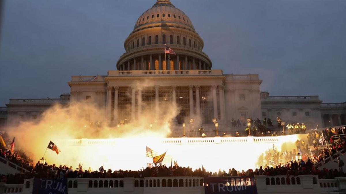 Un momento del asalto al Capitolio. Un momento del asalto al Capitolio.