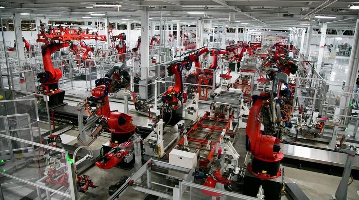 Trabajo robotizado en Tesla, compañía de Silicon Valley (California) que fabrica coches eléctricos. Trabajo robotizado en Tesla, compañía de Silicon Valley (California) que fabrica coches eléctricos.