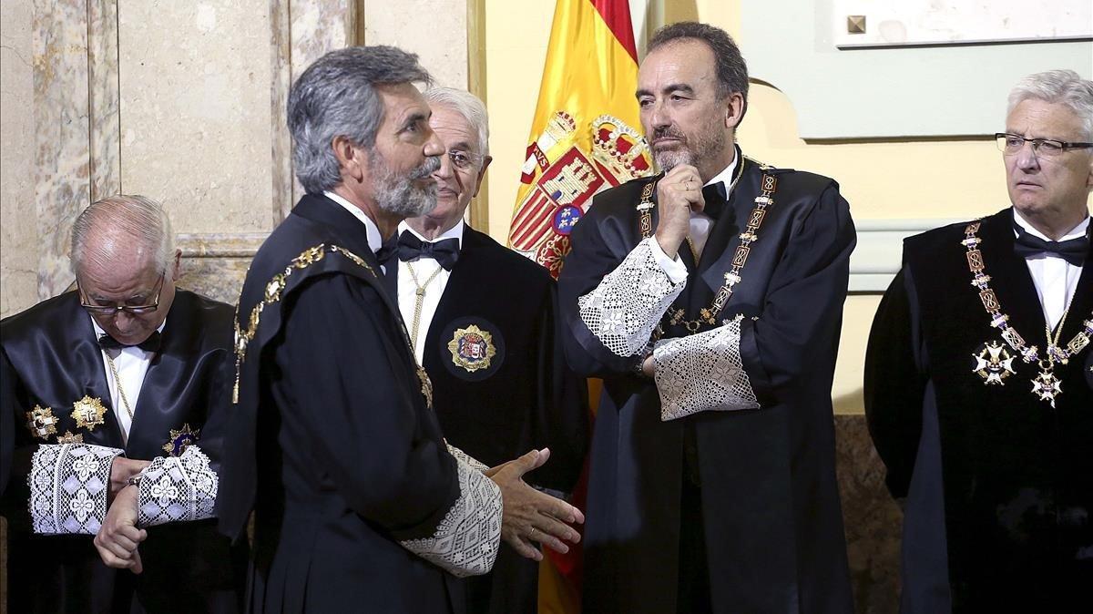 El presidente del Tribunal Supremo, Carlos Lesmes, saluda al presidente de la Sala Segunda, Manuel Marchena.