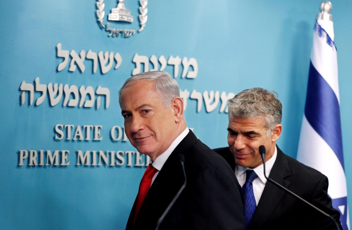 Foto de archivo del 2013 en el que aparece el entonces primer ministro israelí, Binjamin Netanyahu, junto al que era su ministro de Finanzas y hoy principal rival, Yair Lapid. Foto de archivo del 2013 en el que aparece el entonces primer ministro israelí, Binjamin Netanyahu, junto al que era su ministro de Finanzas y hoy principal rival, Yair Lapid.
