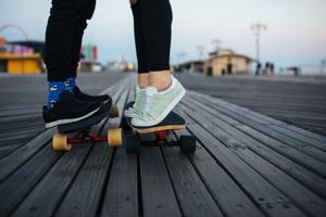 Dos jóvenes con ’skate’.