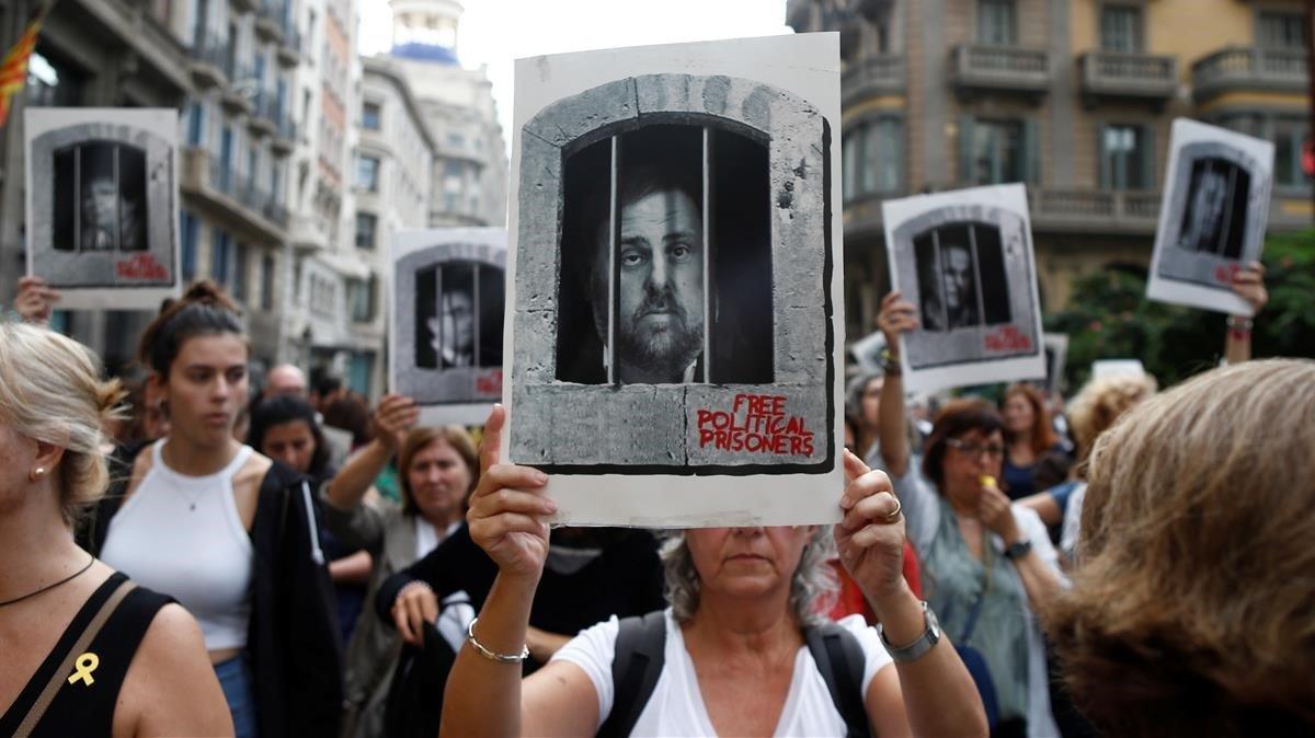 Centenares de personas cortan Via Laietana para protestar por la sentencia del ’procés’, en la que se condena a los lideres independentistas a penas de entre 9 y 13 anos por un delito de sedicion, este lunes.