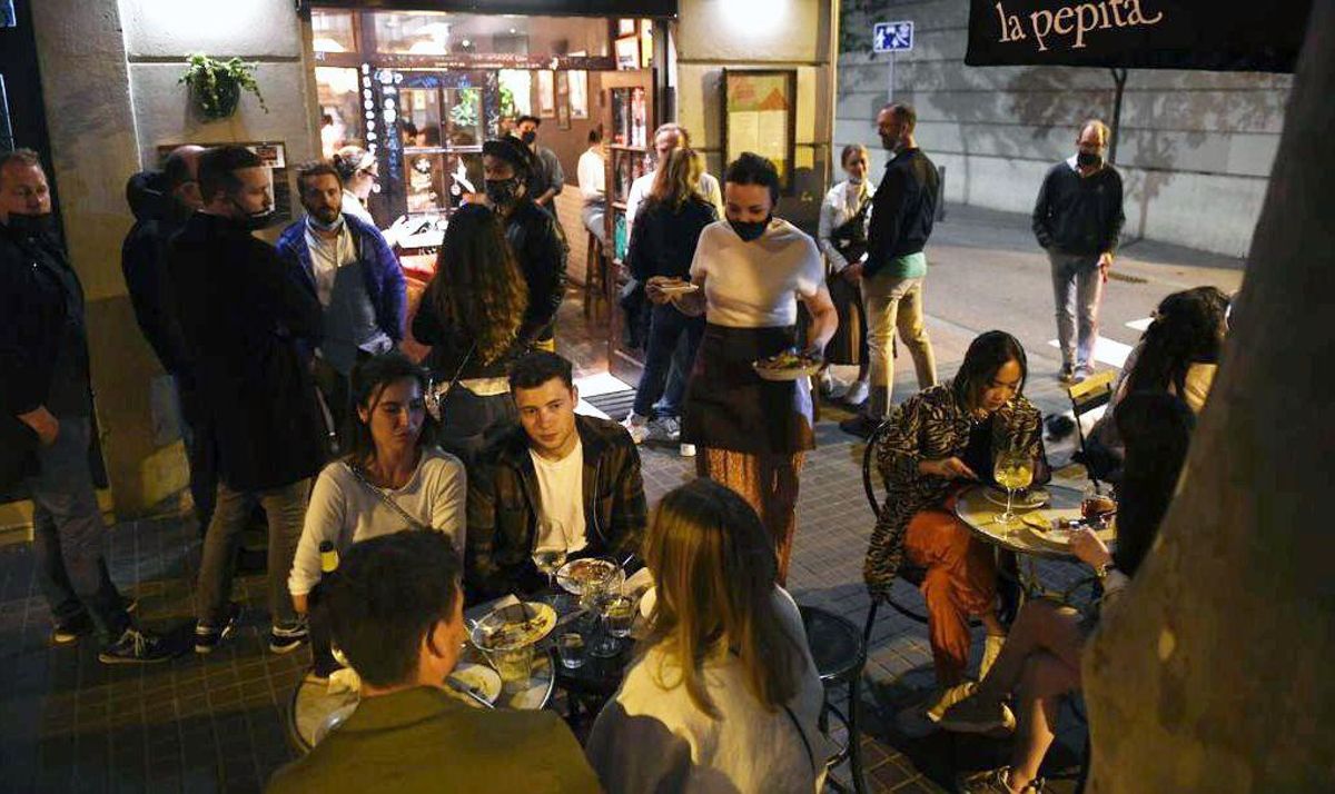 Un restaurante de Barcelona, abierto por la noche. Un restaurante de Barcelona, abierto por la noche.
