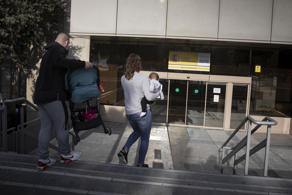Una familia entra en el Delegación del Ministerio de Trabajo en Barcelona. Una familia entra en el Delegación del Ministerio de Trabajo en Barcelona.