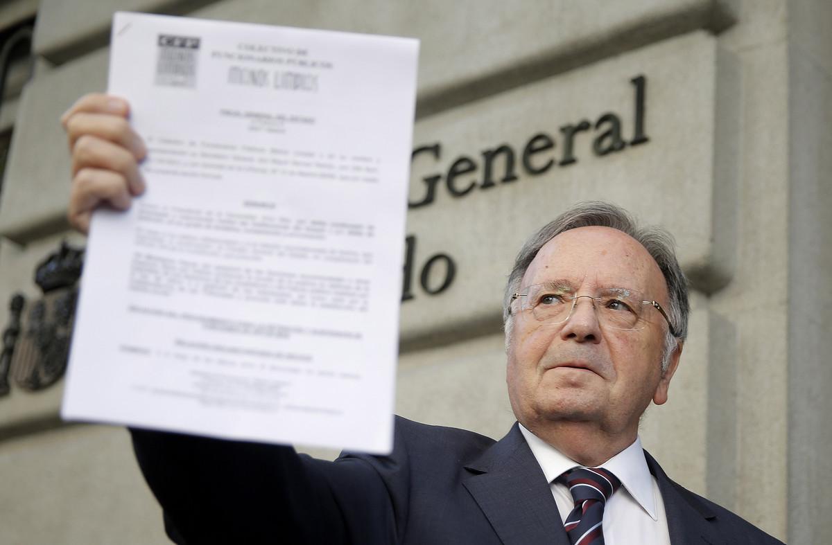 El presidente de Manos Limpias, Miguel Bernard, tras presentar una denuncia contra Artur Mas, en agosto del 2015.