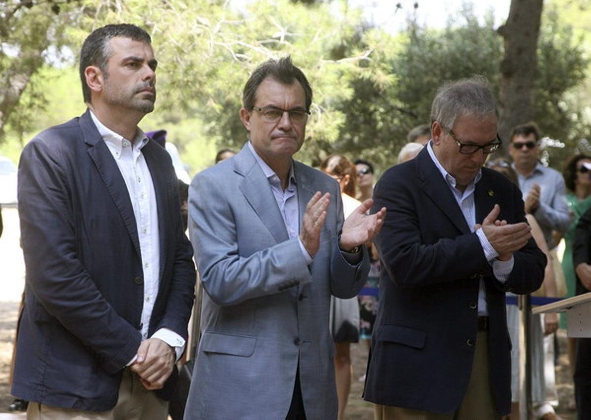 Artur Mas,con el alcalde de Vila-Seca, Josep Poblet, y el ’conseller’ Santi Vila, durante el minuto de silencio por el accidente de Santiago.