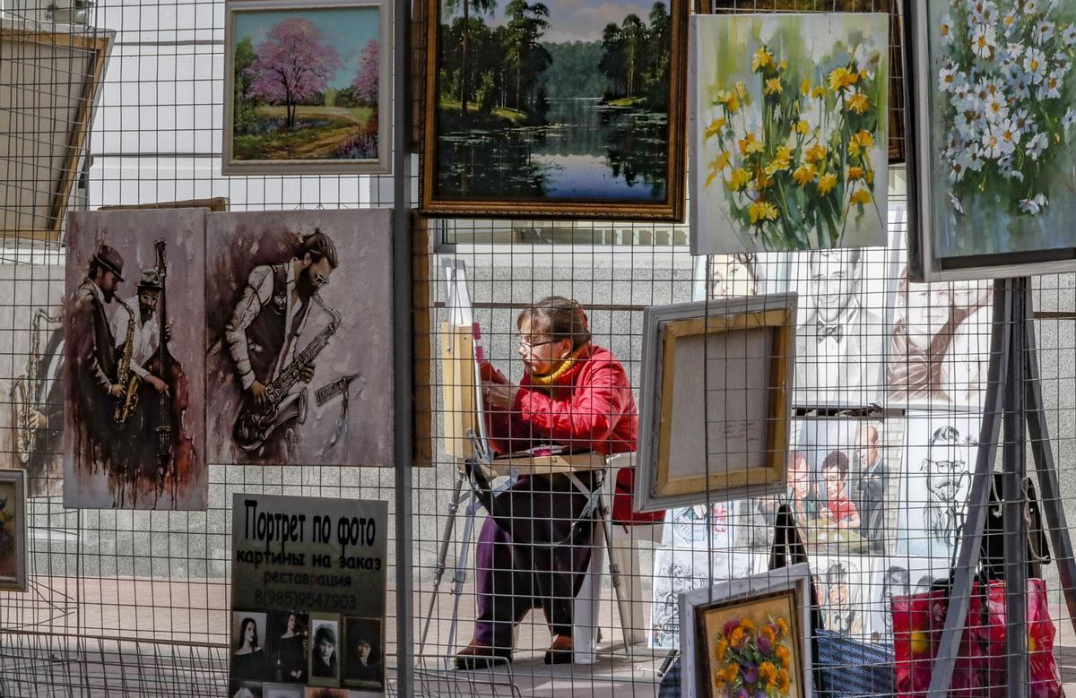 Una artista de calle en Moscú el pasado mes de mayo.
