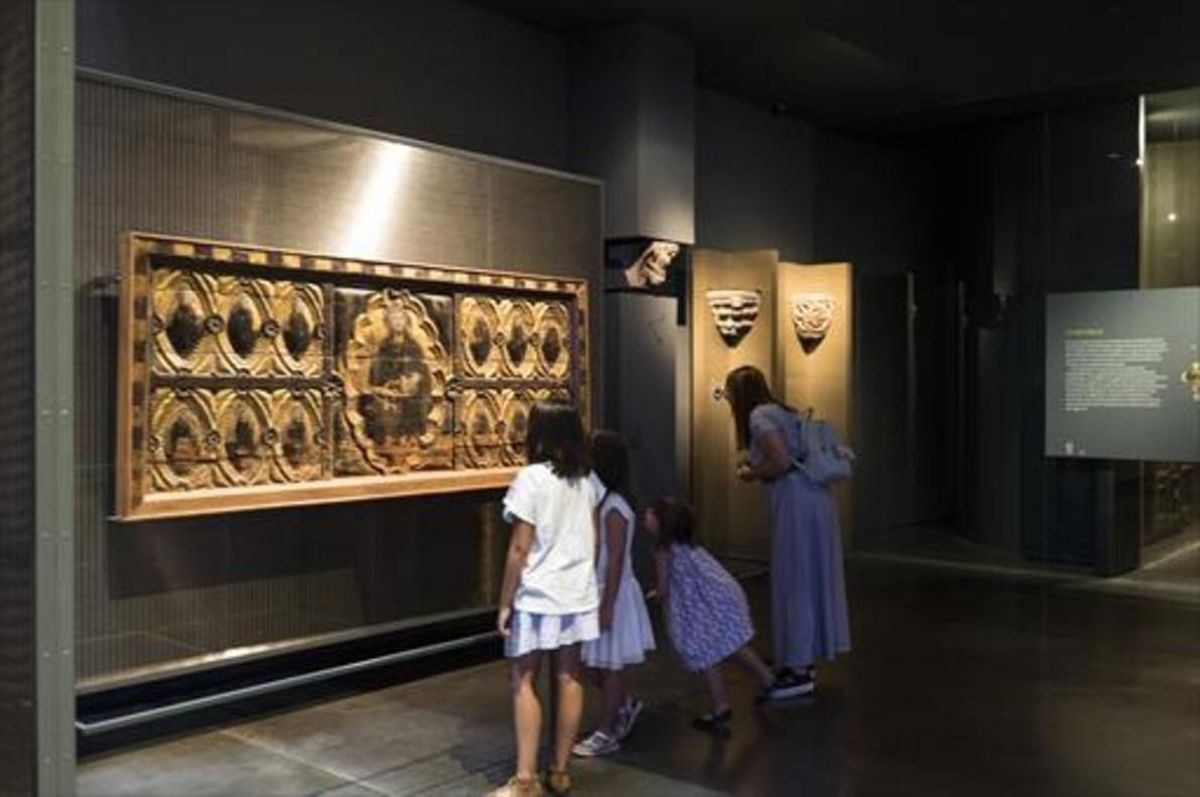 Un grupo de visitantes observan una obra en el Museu de Lleida. Un grupo de visitantes observan una obra en el Museu de Lleida.