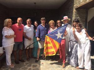 El ’president’ Puigdemont, con vestuario veraniego y sosteniendo una estelada, junto a Rahola, Laporta y otros amigos en Cadaqués.