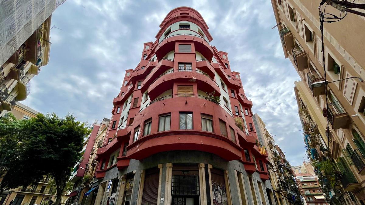 Casa Joaquima Vendrell, quizá el edificio más vistoso del Poble Sec. Casa Joaquima Vendrell, quizá el edificio más vistoso del Poble Sec.
