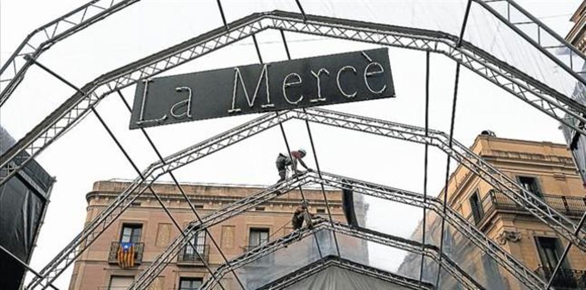 Unos operarios instalan el escenario de la plaza de Sant Jaume para las fiestas de la Mercè, ayer. Unos operarios instalan el escenario de la plaza de Sant Jaume para las fiestas de la Mercè, ayer.