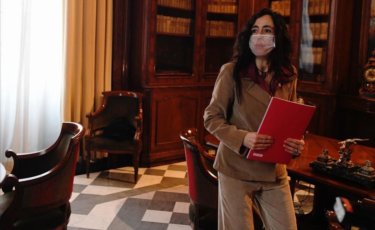 Mònica Roca, en uno de los despachos de la Llotja de Mar, antes de tomar el relevo en la presidencia de la Cambra de Comerç de Barcelona. Mònica Roca, en uno de los despachos de la Llotja de Mar, antes de tomar el relevo en la presidencia de la Cambra de Comerç de Barcelona.