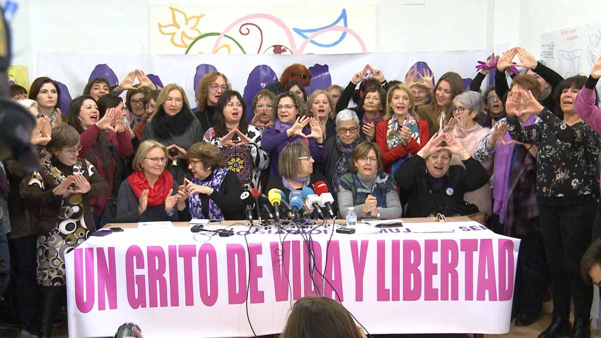 Lectura del manifiesto feminista ’Ni un paso atrás’ en Valencia.