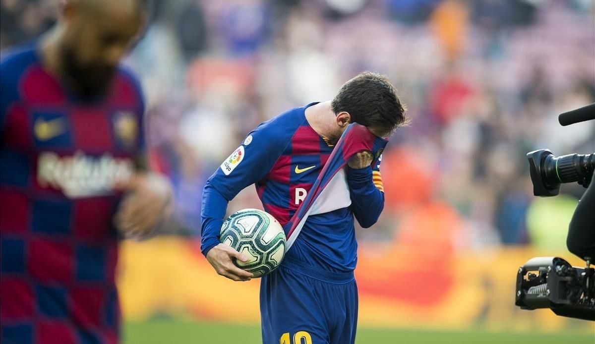 Messi se lleva la última pelota de la colección: la del póquer de goles que endosó al Eibar este sábado en el Camp Nou. Messi se lleva la última pelota de la colección: la del póquer de goles que endosó al Eibar este sábado en el Camp Nou.