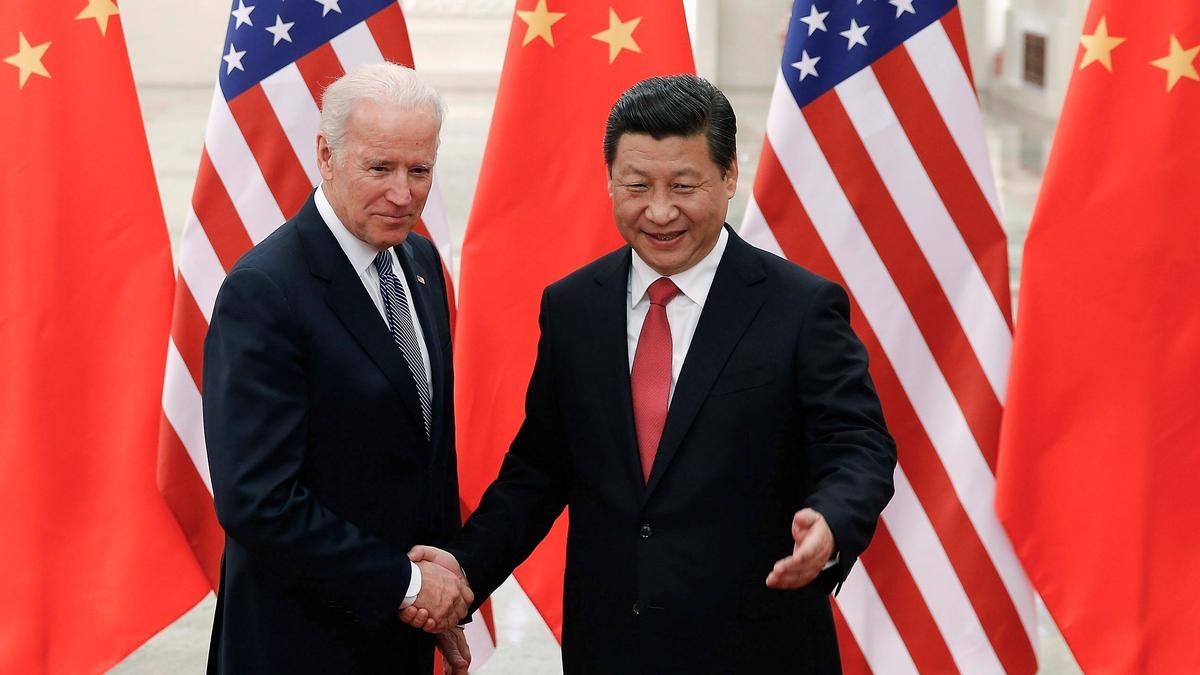 El entonces vicepresidente de EEUU Joe Biden y el presidente Xi Jinping, en diciembre del 2013