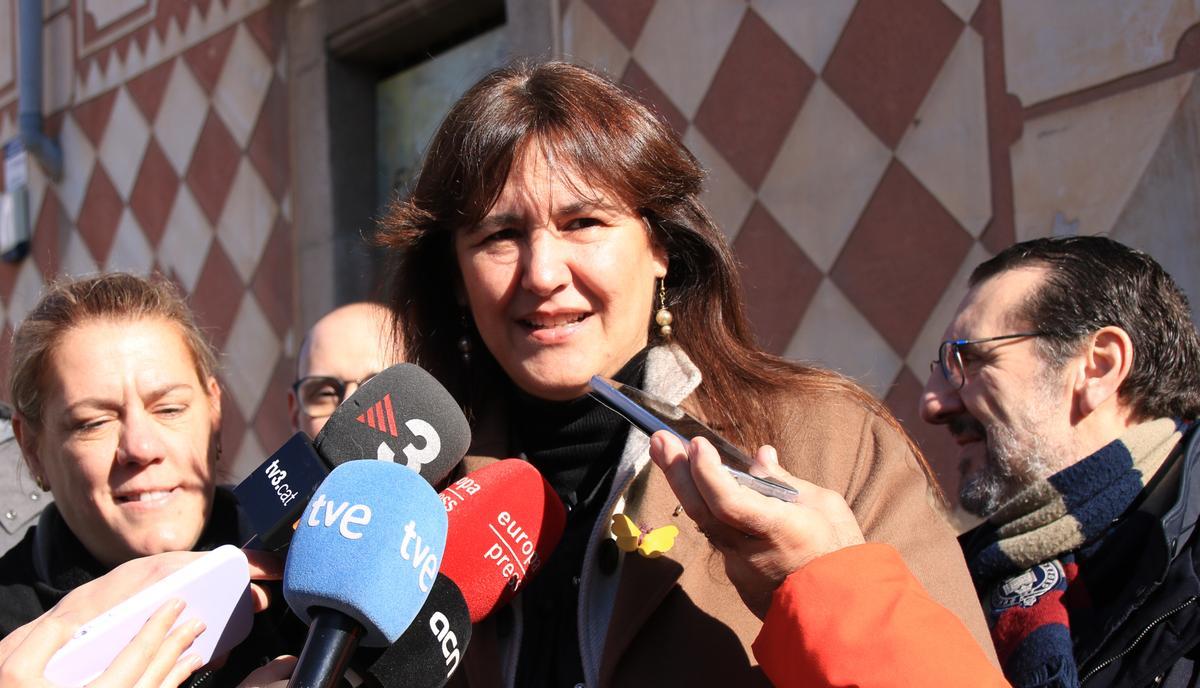 La presidenta de Junts, Laura Borràs, en una atención a los medios en Molins de Rei.