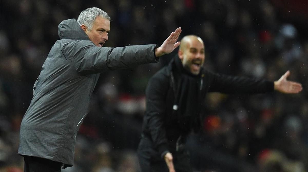 Mourinho y Guardiola dan instrucciones en el derbi. Mourinho y Guardiola dan instrucciones en el derbi.