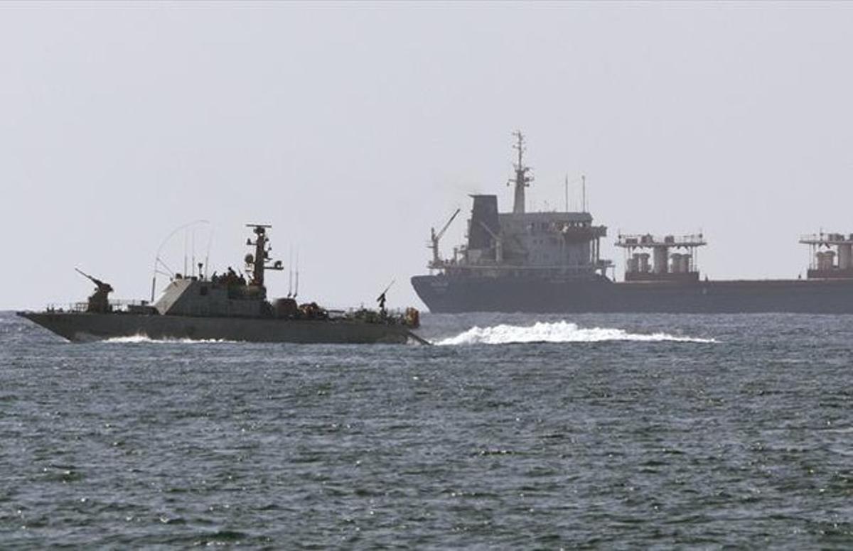 Un navío de guerra israelí aguarda el ’Estelle’ frente a la base de Ashdod. Un navío de guerra israelí aguarda el ’Estelle’ frente a la base de Ashdod.