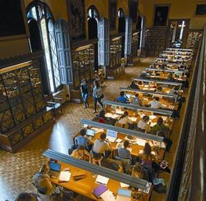Estudiantes en la biblioteca de la Universitat de Barcelona.
