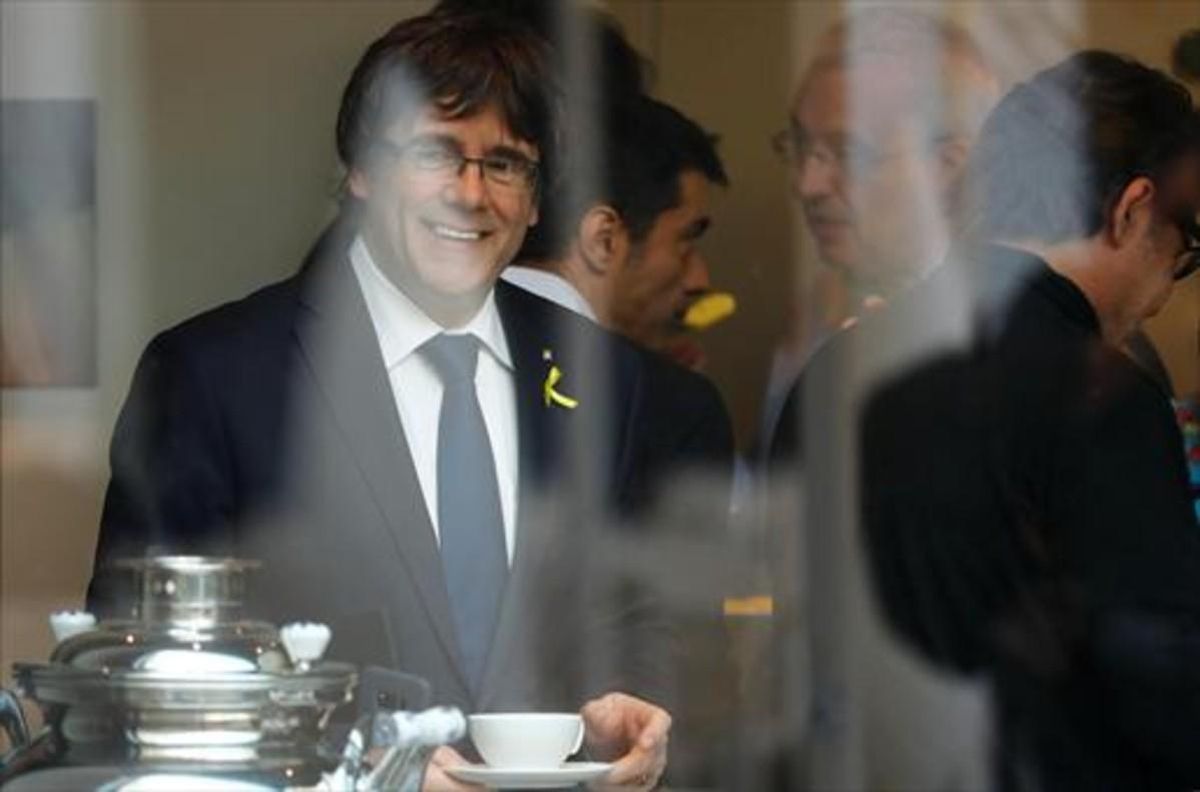 Carles Puigdemont, ayer, en unreceso de la reunión de JxCat en Berlín. Carles Puigdemont, ayer, en unreceso de la reunión de JxCat en Berlín.