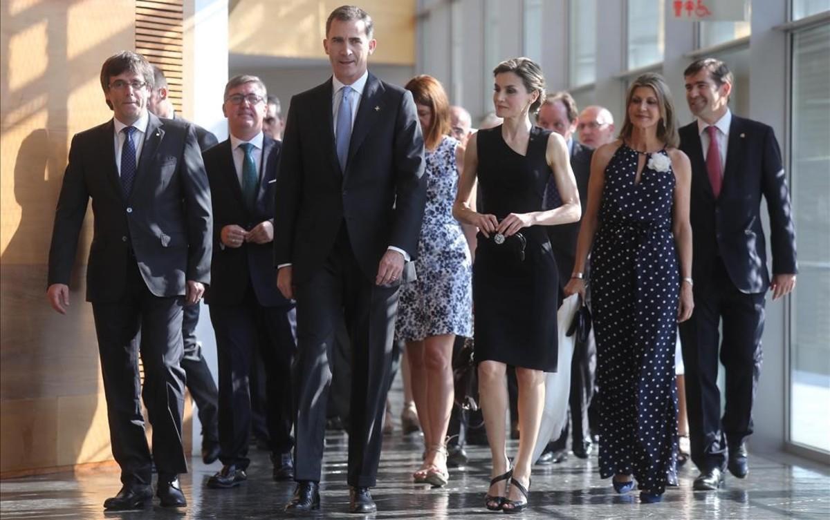 Los Reyes y el presidente de la Generalitat, Carles Puigdemont, a su llegada al palacio de congresos de Girona.