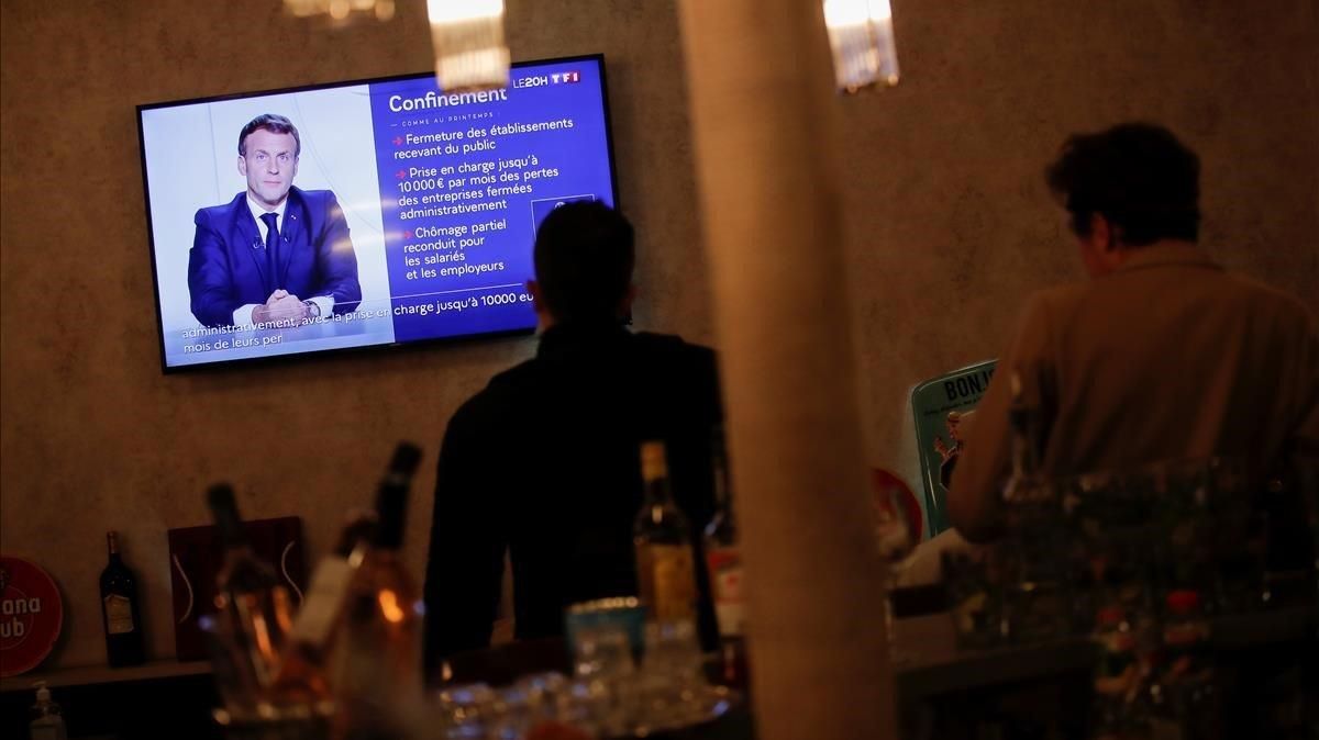Clientes de un restaurante de París siguen el mensaje de esta noche deñ presidente francés. Emmanuele Macron. Clientes de un restaurante de París siguen el mensaje de esta noche deñ presidente francés. Emmanuele Macron.