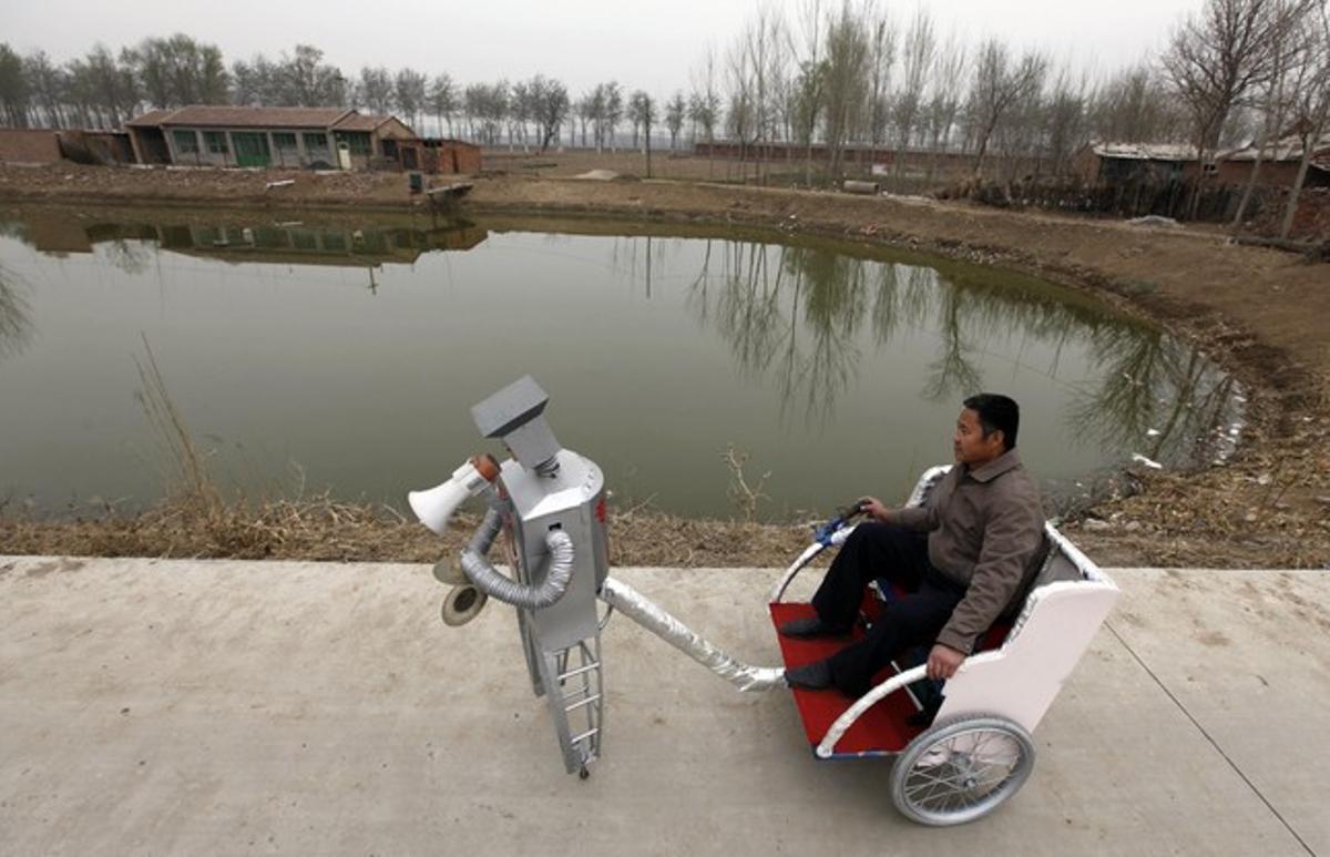 En cada pel·lícula xinesa hi apareix la figura delriskshaw, avui dia el senyor Wu Yulu té el seu propi robot de passeig que es va construir ell mateix. El pagès és un inventor de robots des del llunyà 1986, n’ha patentat 47, i en va presentar 30 d’aquests en l’última exposició Universal que va tenir lloc a Pequín.