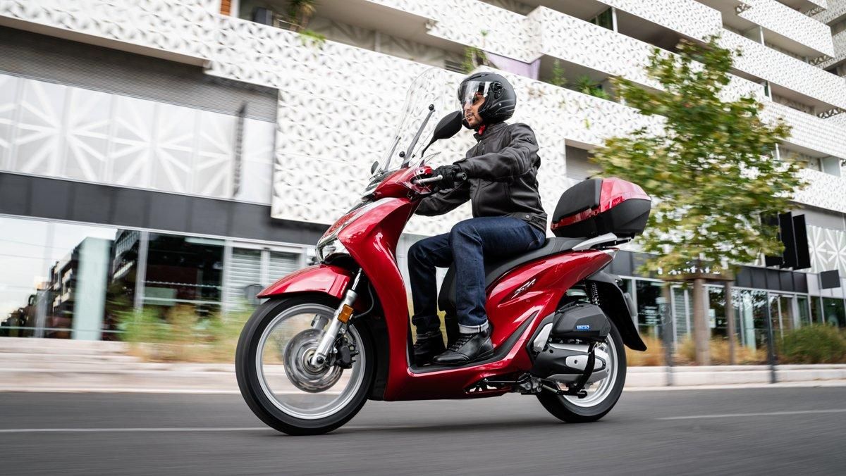 Una Honda SH125i circulando por Barcelona. Una Honda SH125i circulando por Barcelona.